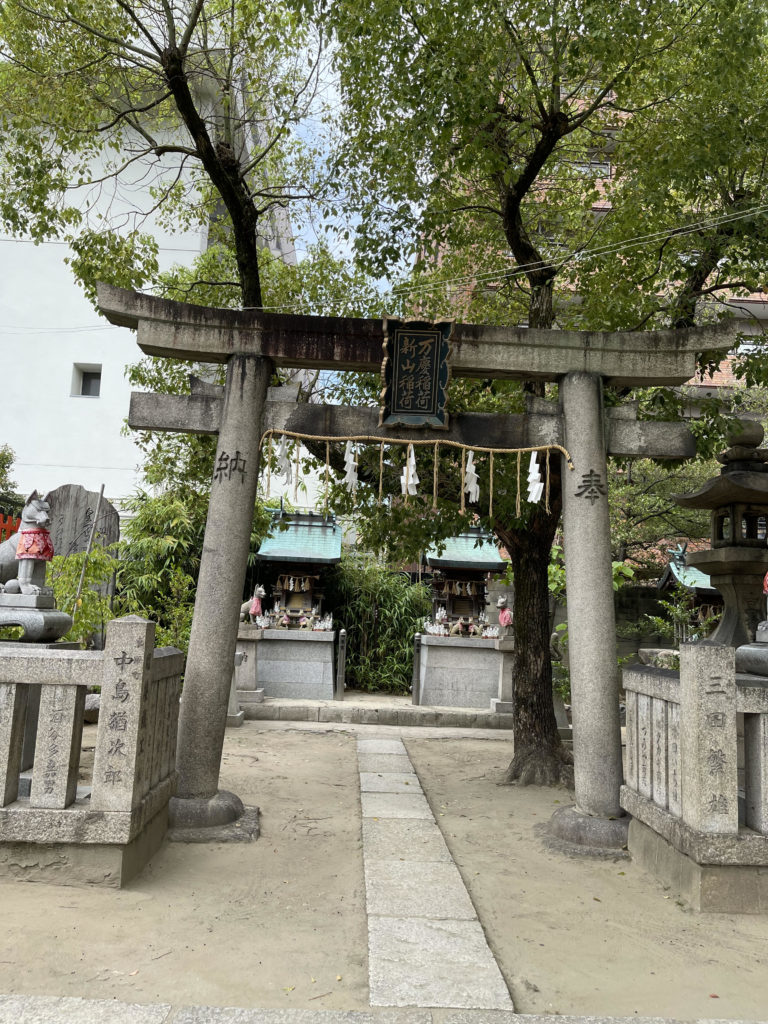 万慶稲荷神社(右)、新山稲荷神社(左)